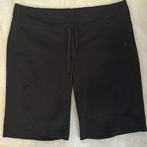 GUC ADJUSTABLE DRAWSTRING ADIDAS BERMUDA SHORTS IN BLACK